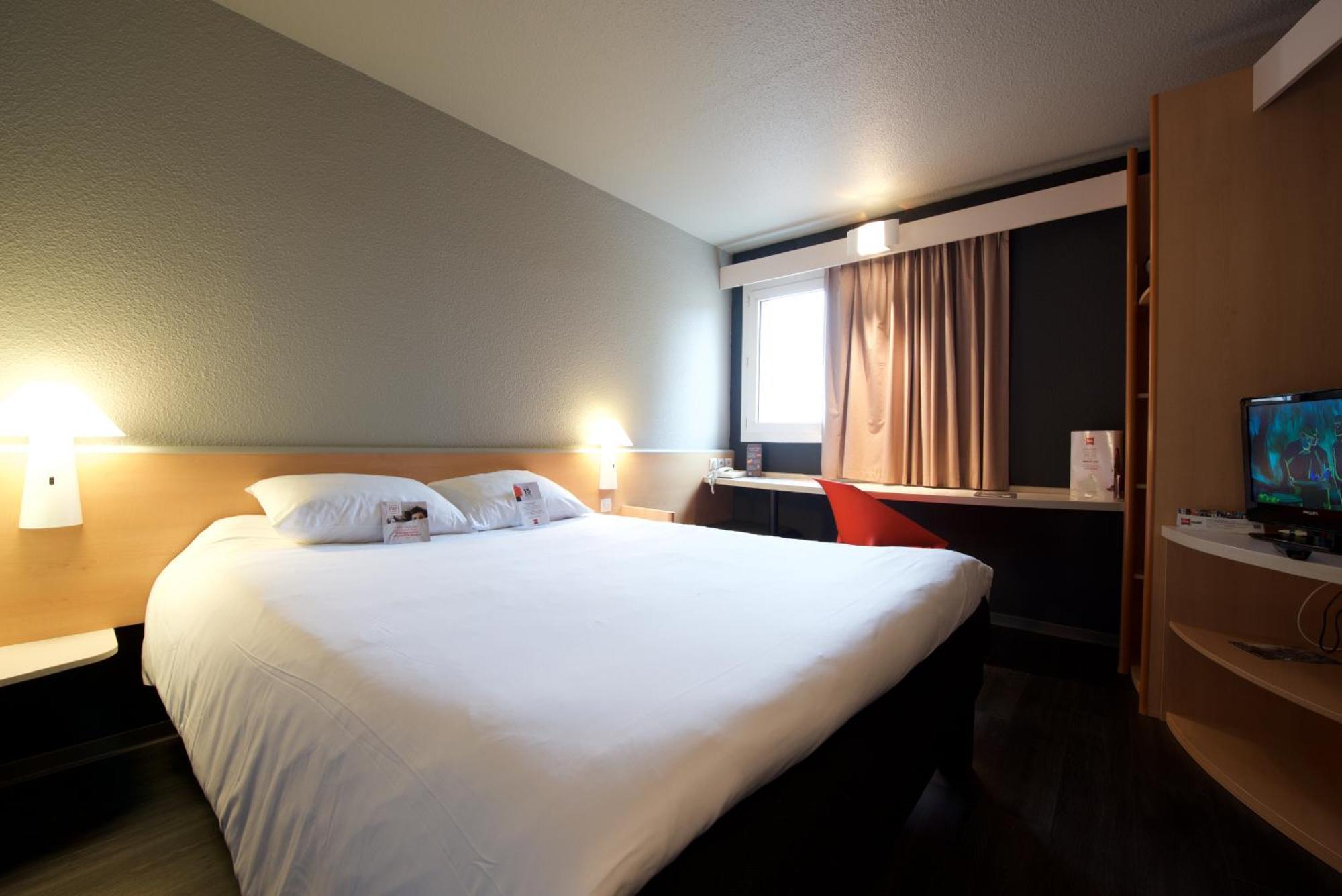 Hotel Ibis Pau Lescar Zimmer foto
