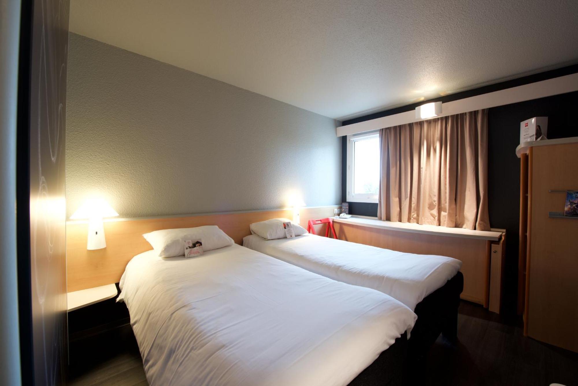 Hotel Ibis Pau Lescar Zimmer foto
